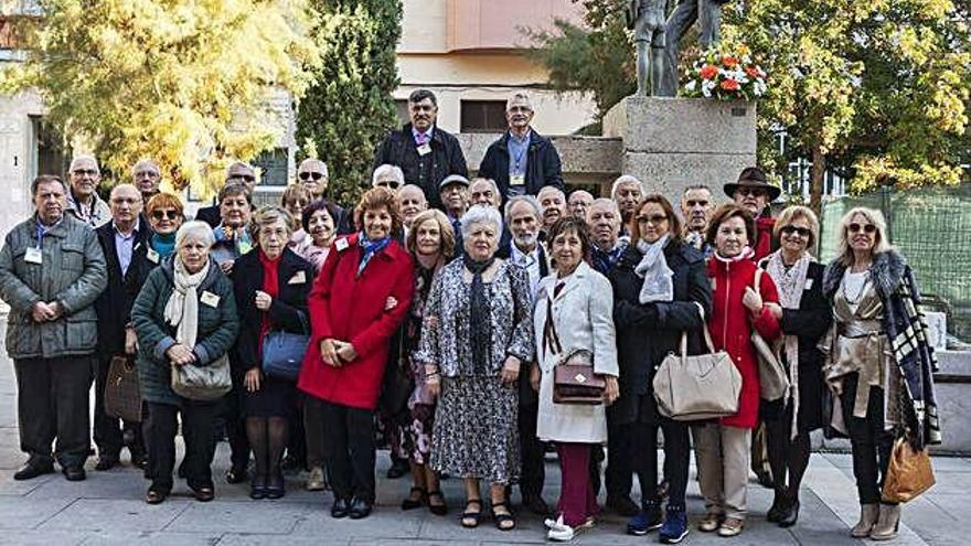 Arriba, foto de familia de los participantes en el encuentro en la capital. A la izquierda, un momento del acto de homenaje en la plaza del Maestro.