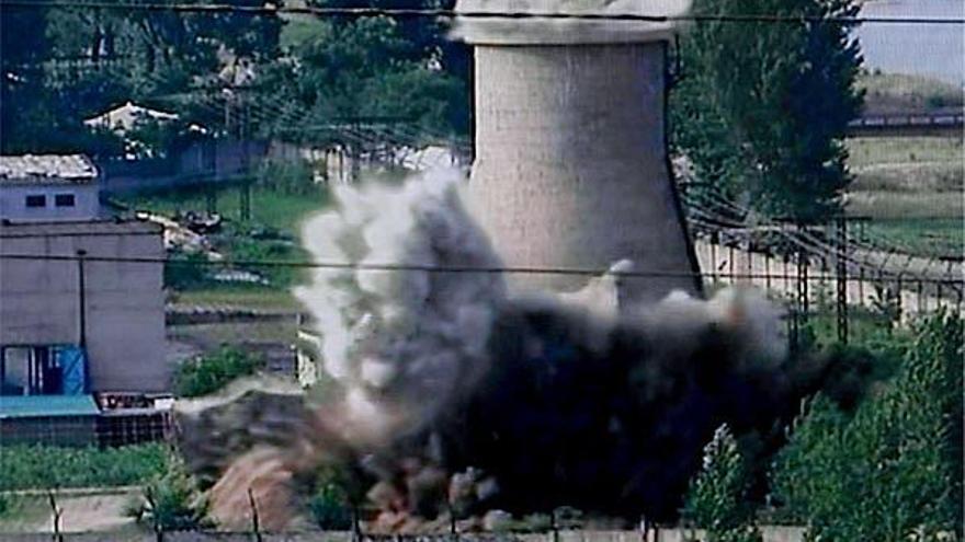 Imagen tomada de una grabación de la televisión MBC de Corea del Sur que muestra la destrucción de la torre de refrigeración de la planta nuclear de Yongbyun, Corea del Norte, hoy 27 de junio de 2008. Los partidos políticos de Corea del Sur dieron la bienvenida a esta destrucción de Corea del Norte, y han pedido con urgencia al régimen comunista que complete la desnuclearización para asegurar la paz de la península coreana.