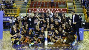 Las jugadoras del Valencia Basket posan con el trofeo de campeonas de LIga tras su conquista