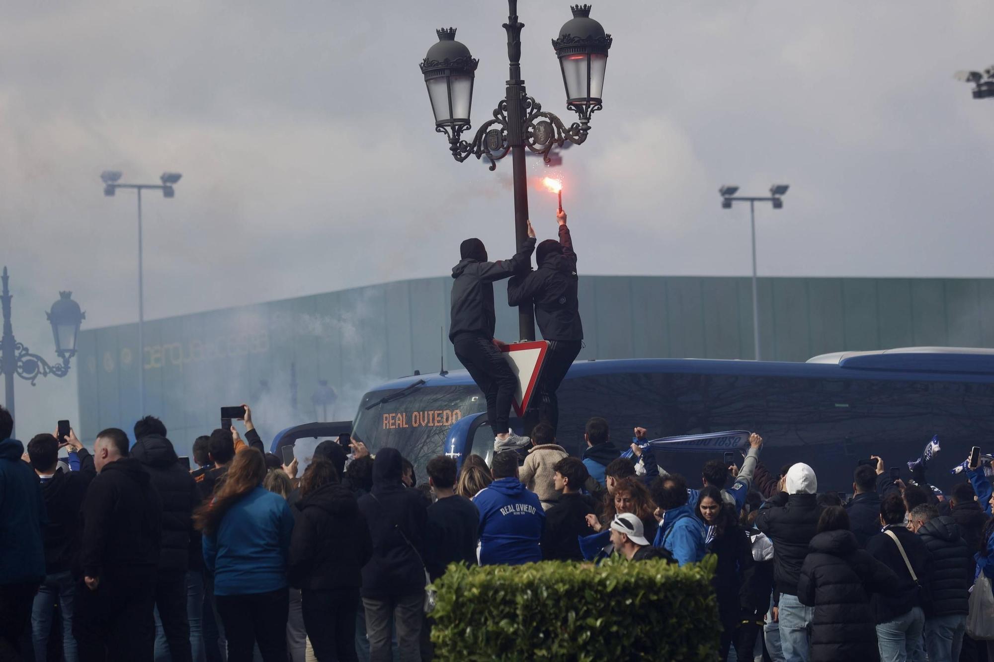La salida de los jugadores del Real Oviedo del Carlos Tartiere en imágenes