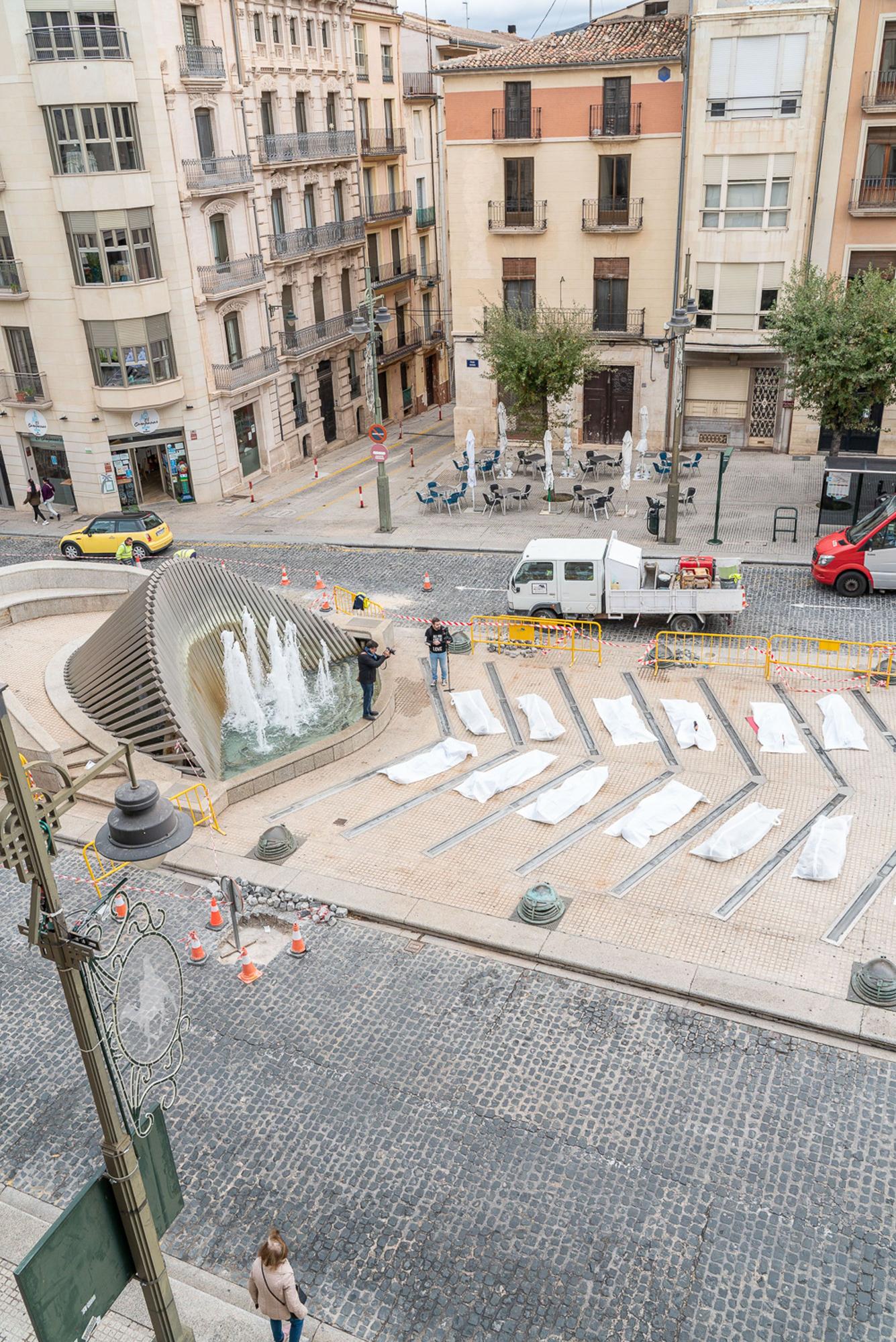 La artista Virginia Jordá pone en escena una "performance" con 38 mujeres envueltas en sudarios ocupando la plaza de España, como homenaje a las asesinadas a lo largo del año