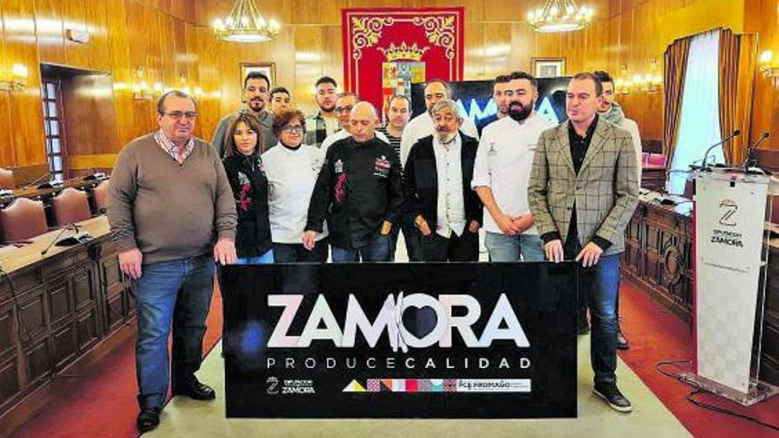 Foto de familia de los cocineros y la Diputación. |Diputación de zamora