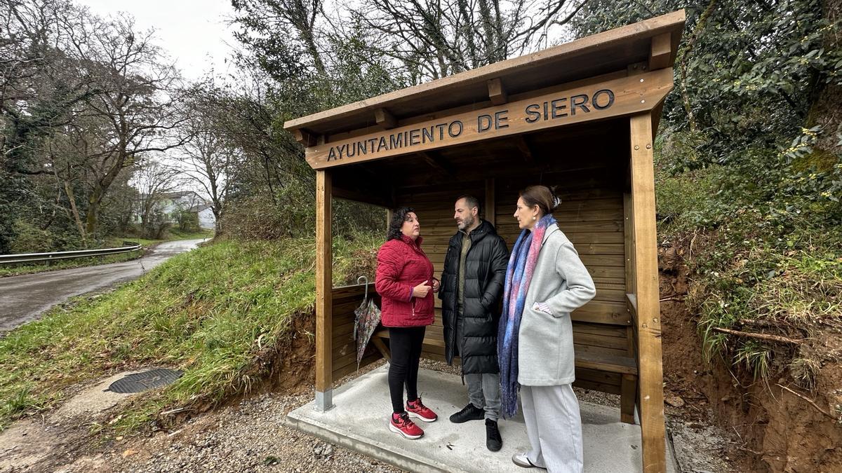 La marquesina de Celles, con Ascensión Burdialera, una de las vecinas que había pedido su instalación, Ángel García y Patricia Antuña.