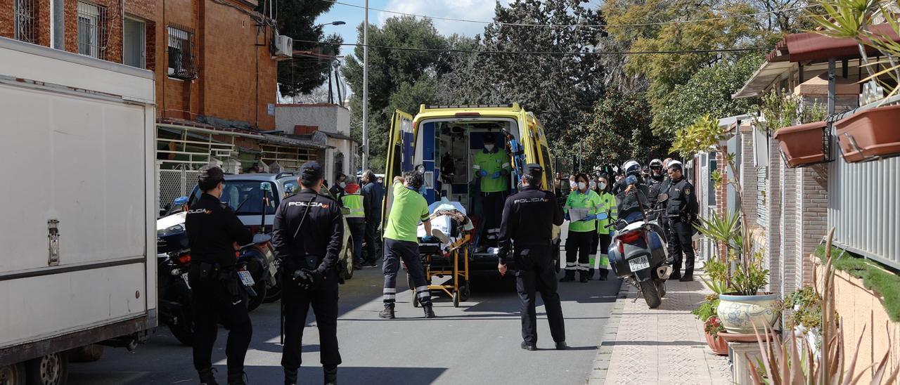 Policía Nacional y una ambulancia del 061 en el lugar del suceso