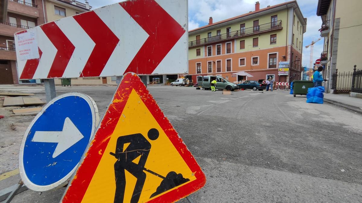 Vista de Indalecio Corugedo, ya con obras preliminares, tomada ayer al término del mercado dominical, cuando aún acogió algunos puestos de la huerta.