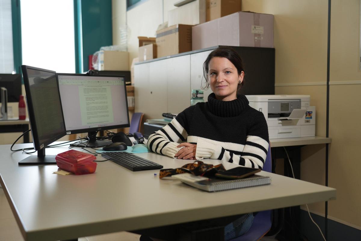 Sara Izquierdo, al seu despatx de l'UJI.