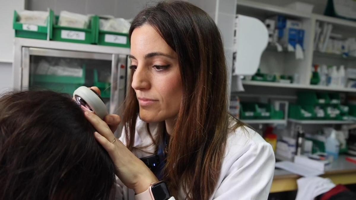 Irene Marín, dermatóloga y especialista en salud capilar del Hospital General de Alicante, explica por qué cada vez se cae más el pelo