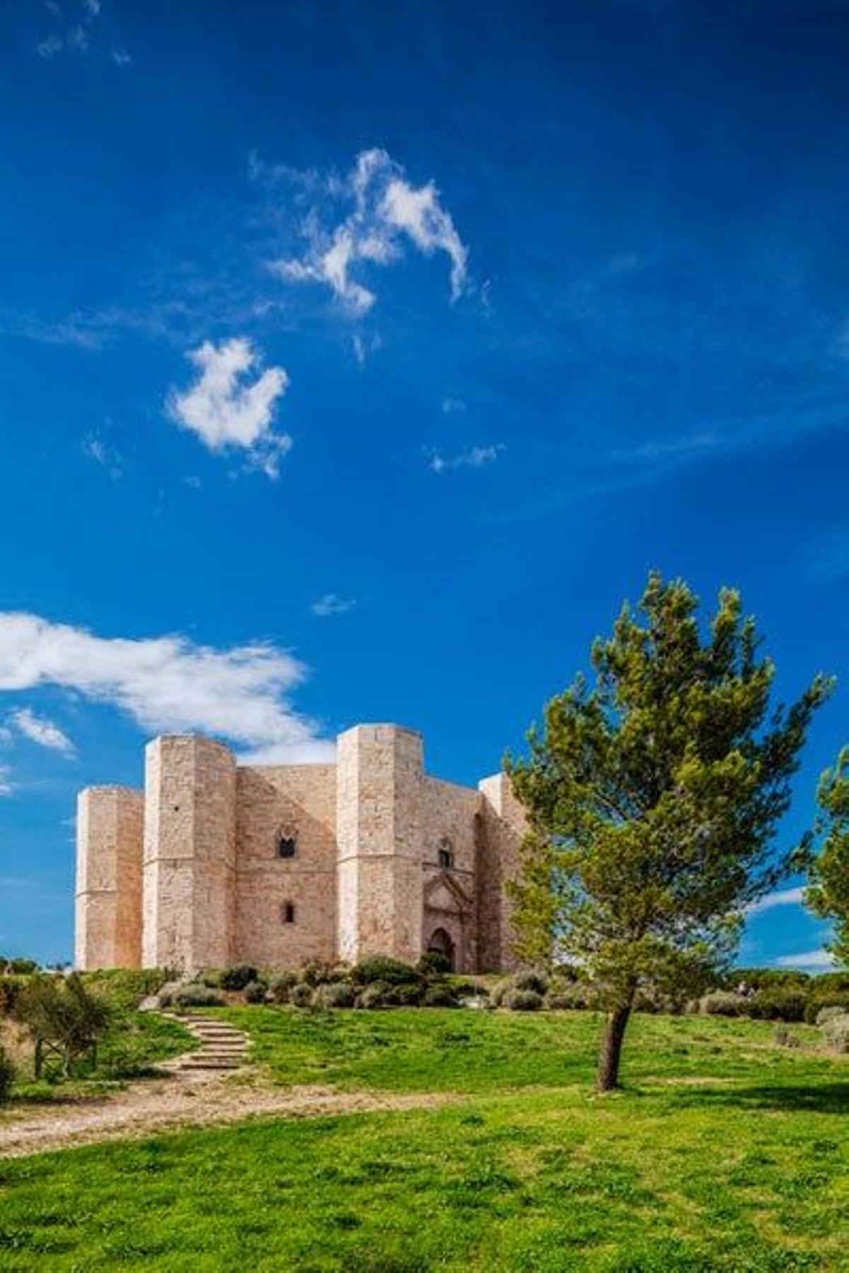 Castel del Monte, a 18 km de la ciudad de Andria y una de las construcciones más populares de los tiempos del emperador Federico II.