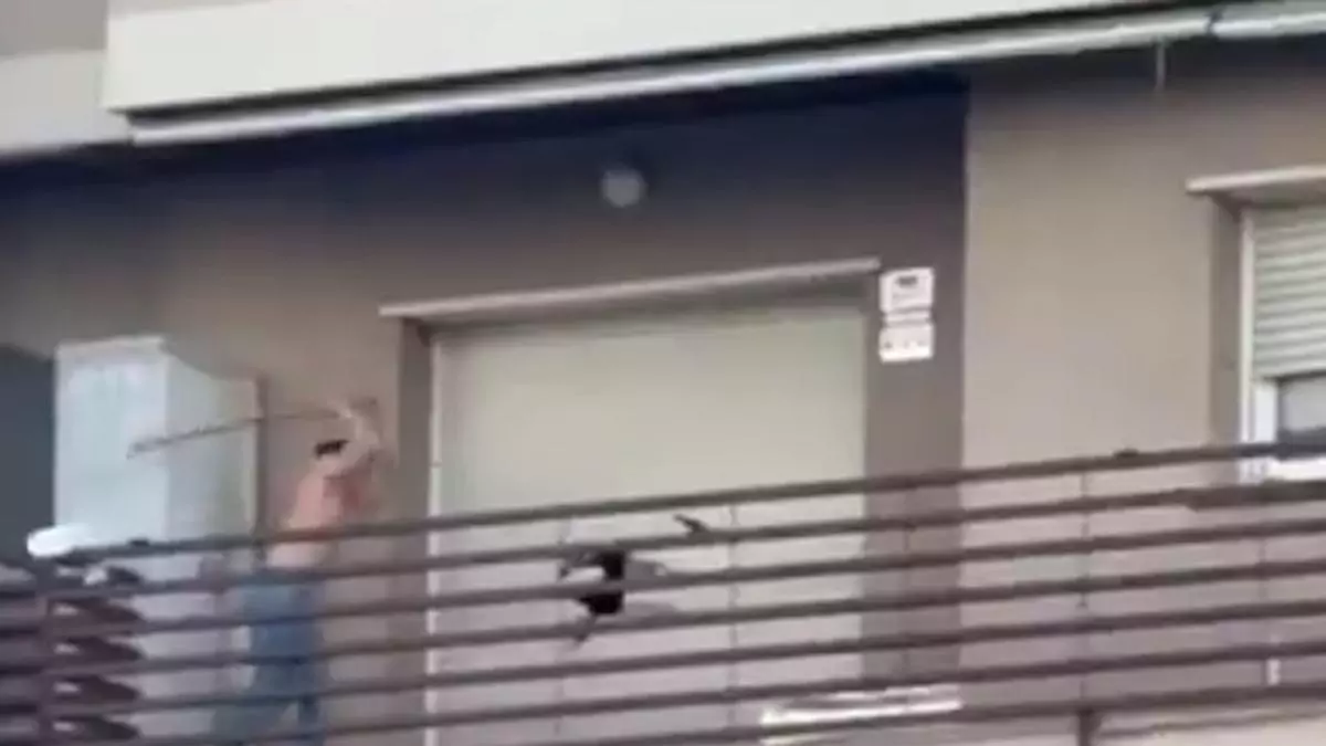 Un hombre trepa por un andamio para okupar un piso en Castelldefels y los vecinos lo expulsan