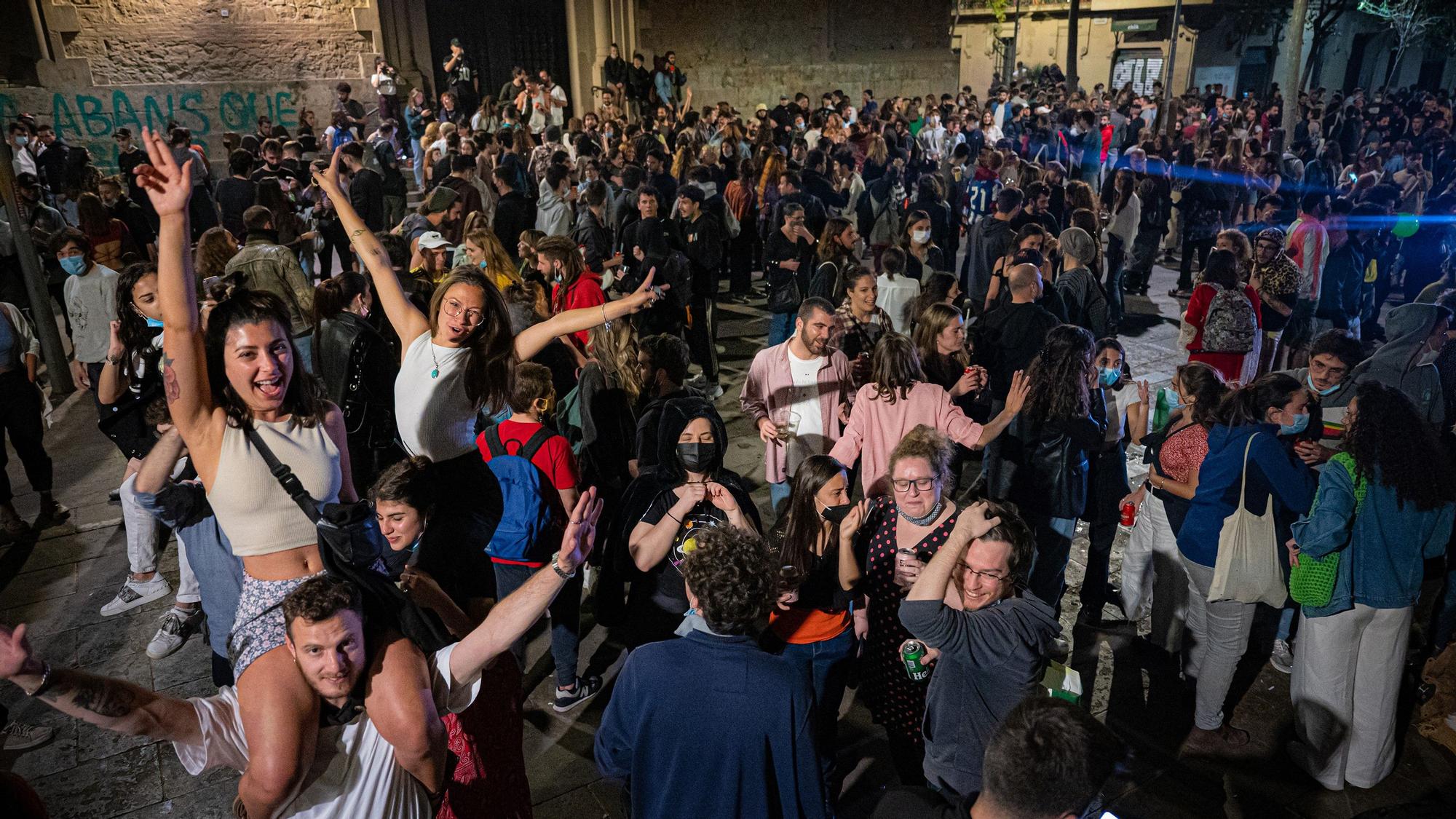 Ambiente festivo tras el final del toque de queda, en Barcelona