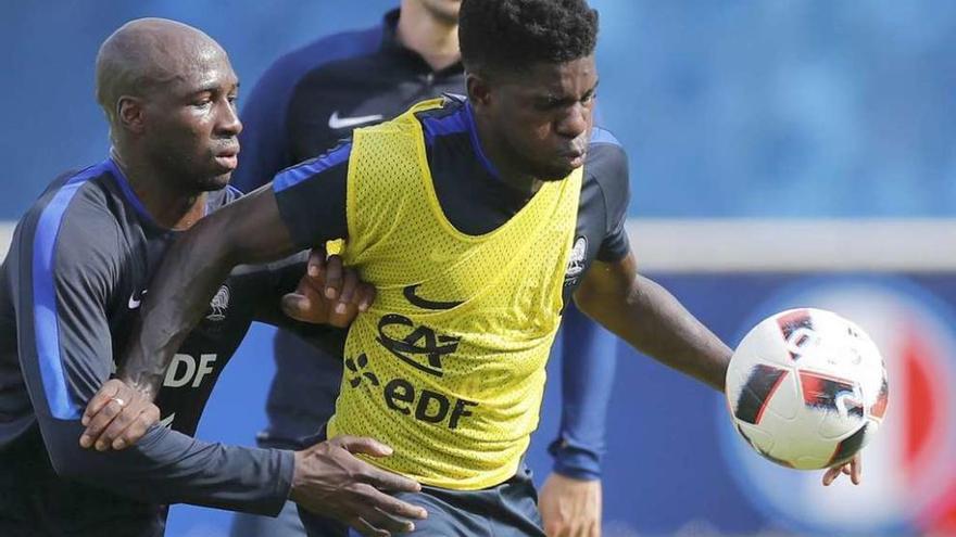 Umtiti protege un balón durante el entrenamiento de la selección francesa. // Efe