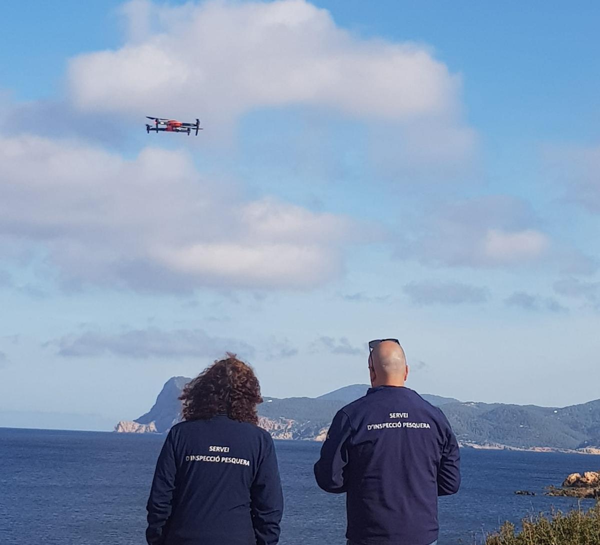Técnicos de Pesca, con el dron con el que vigilan el litoral pitiuso.