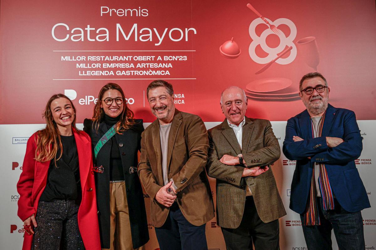 Joan Roca, flanqueado por los miembros del jurado de los premios Cata Mayor 2023: Martina Puigvert (Les Cols), Carlota Claver (La Gormanda), Carles Gaig (Petit Comitè) y Pau Arenós (EL PERIÓDICO).