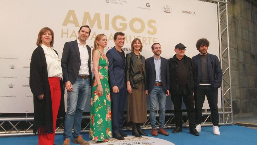 Marta Hazas y Javier Veiga, en el centro, junto con otros miembros del equipo de la película.   | // IÑAKI OSORIO