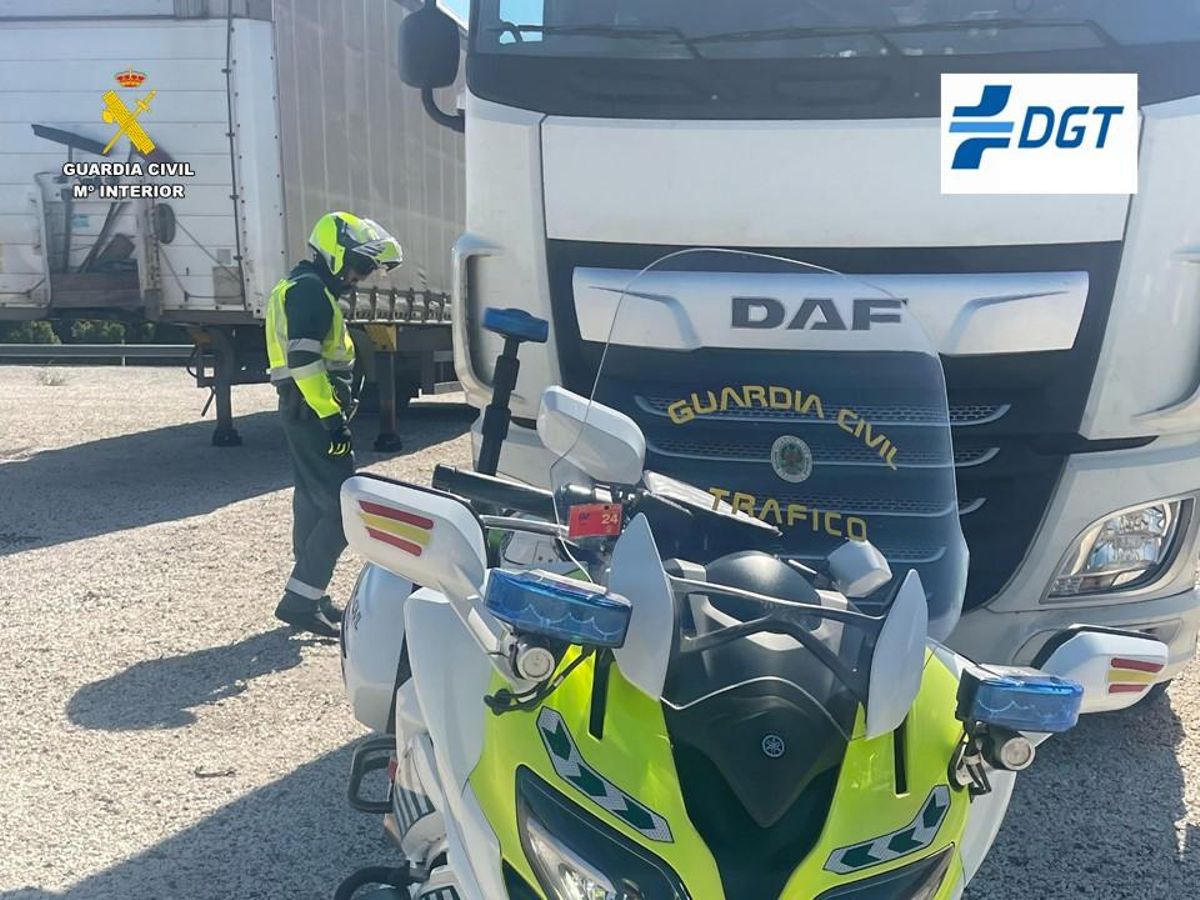 Un guardia civil junto al camión interceptado en Alicante.