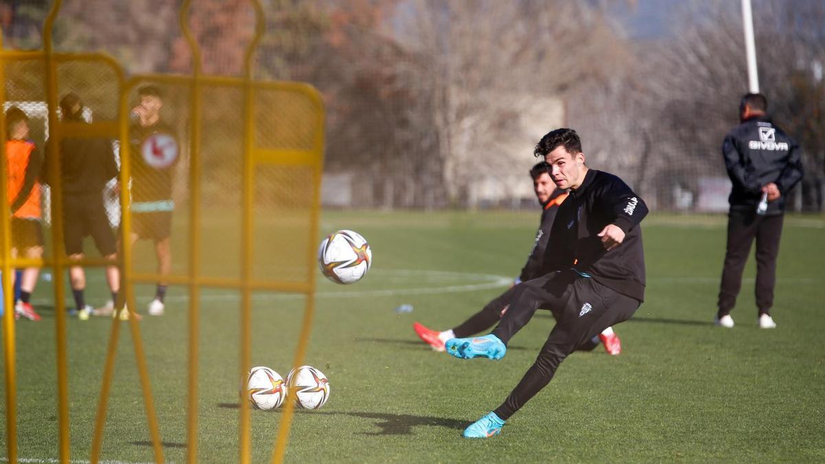 Luismi lanza una falta en el último entrenamiento del Córdoba CF en la Ciudad Deportiva.