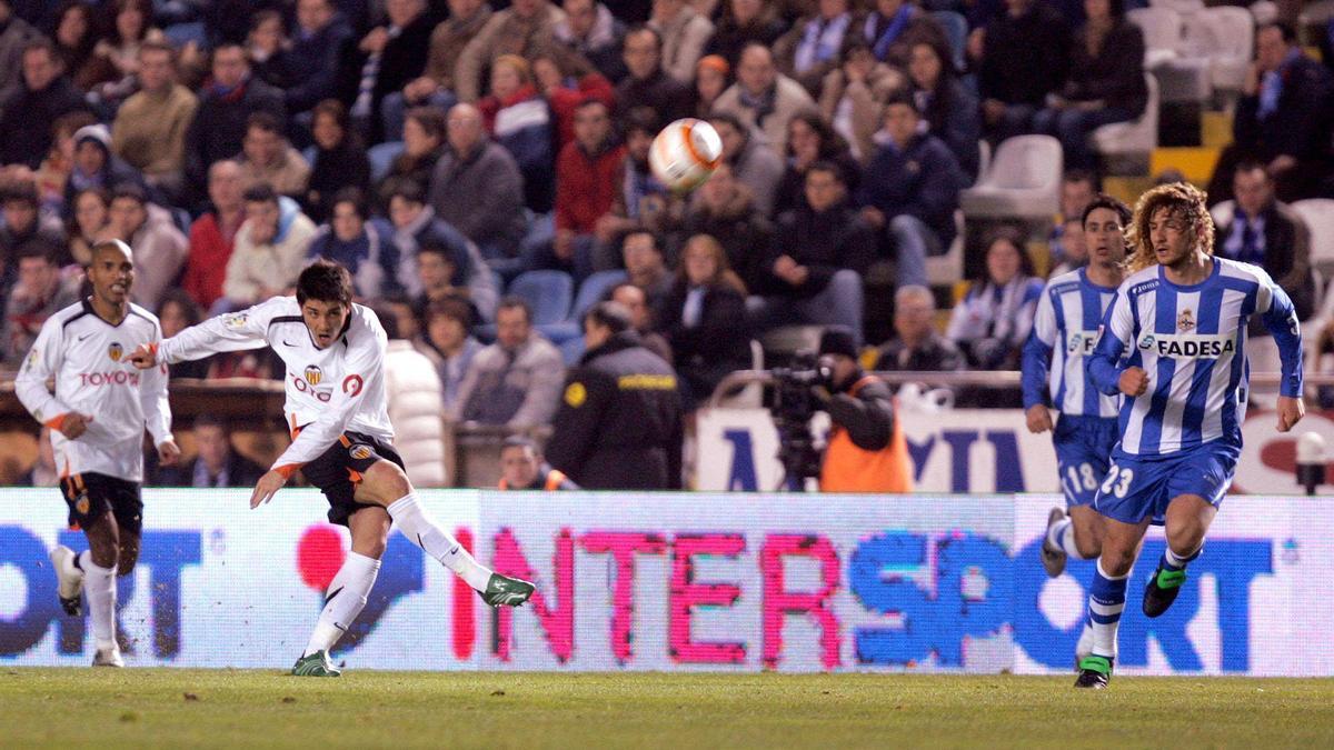 Uno de los grandes goles del asturiano con el Valencia CF fue este lanzamiento desde el centro del campo frente al Deportivo de la Coruña en la jornada 22.