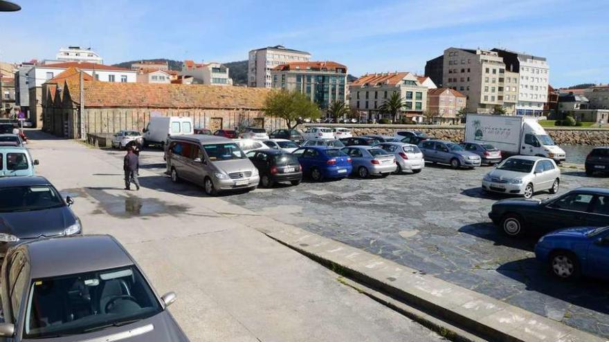 El helipuerto de Cangas, ayer, repleto de coches coincidiendo con el mercadillo. // Gonzalo Núñez