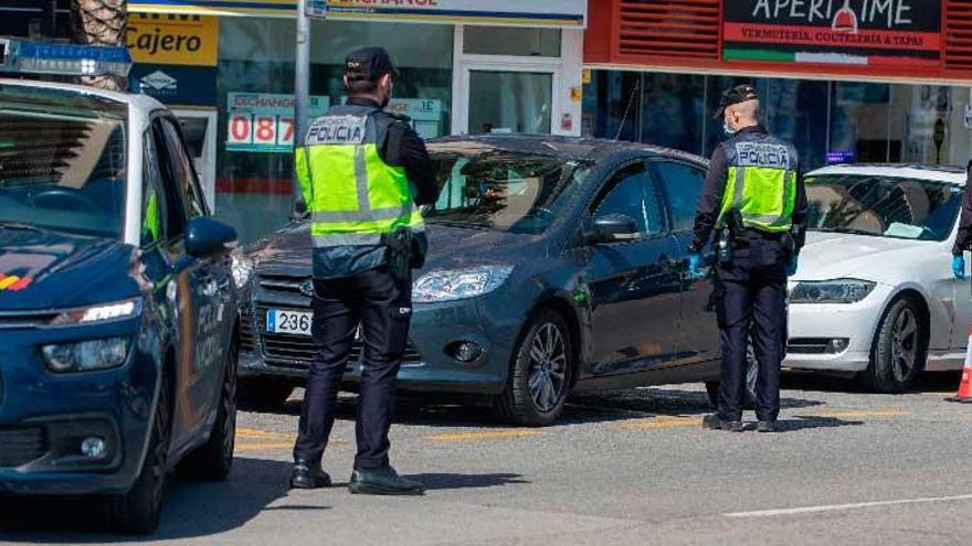 Agentes de la PolicÃ­a Nacional, durante un control de vehÃ­culos en Palma el pasado sÃ¡bado.