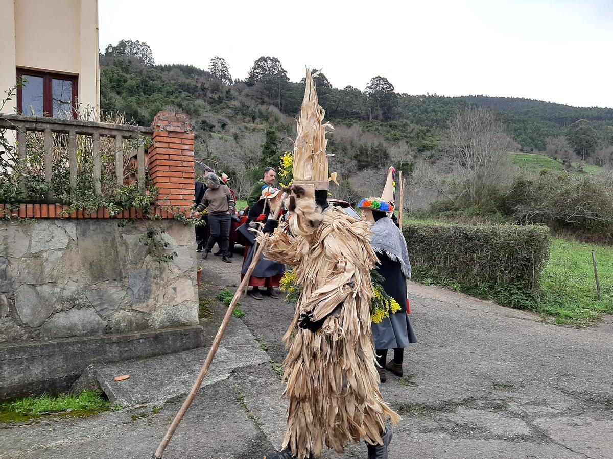 Los Mazacaraos invaden Rozaes para recuperar una tradición que goza de buena salud: el Domingo´l Gordu de la parroquia, en imágenes