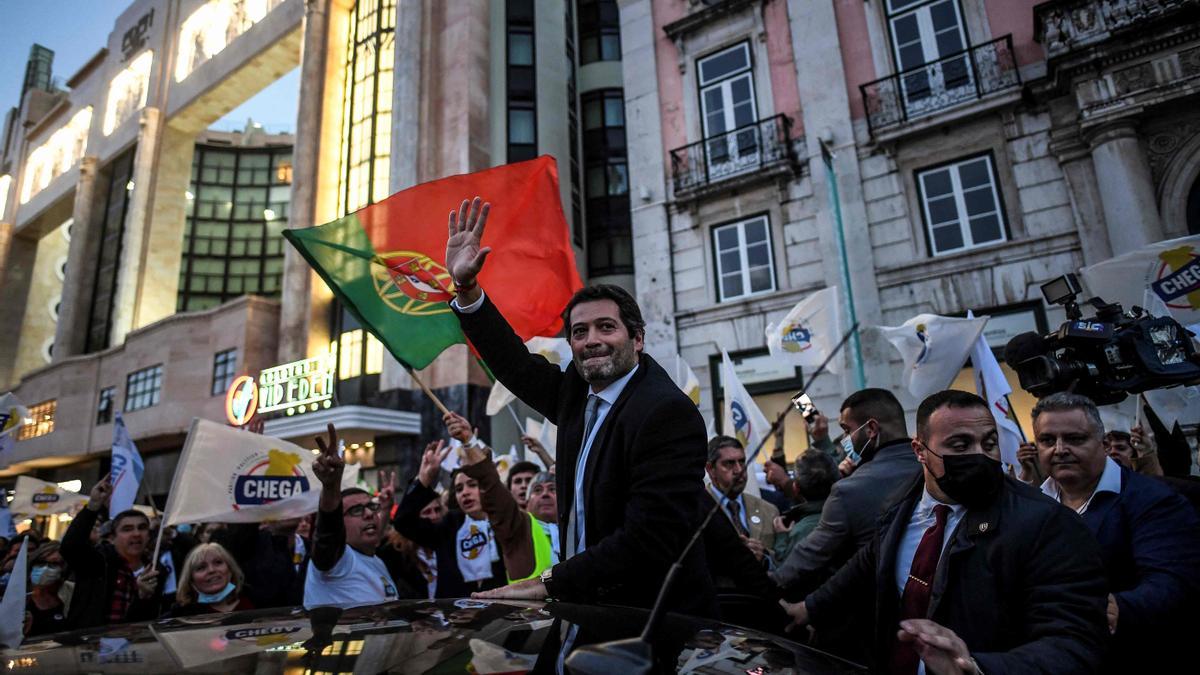 El líder del partido Chega, Andre Ventura, saluda a sus simpatizantes durante un mitin para las elecciones del pasado mes de enero.