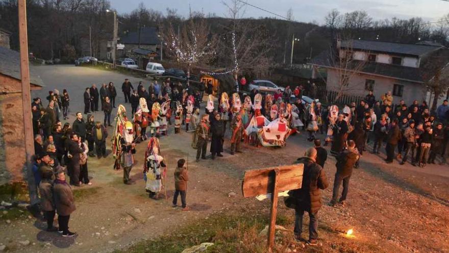 Los vecinos y los protagonistas posan en la plaza de Vigo durante la quema de los Ciegos.