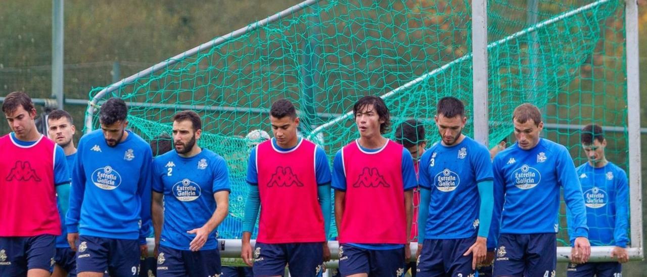 Los futbolistas del Deportivo, ayer en las instalaciones de Abegondo. |  // RCD