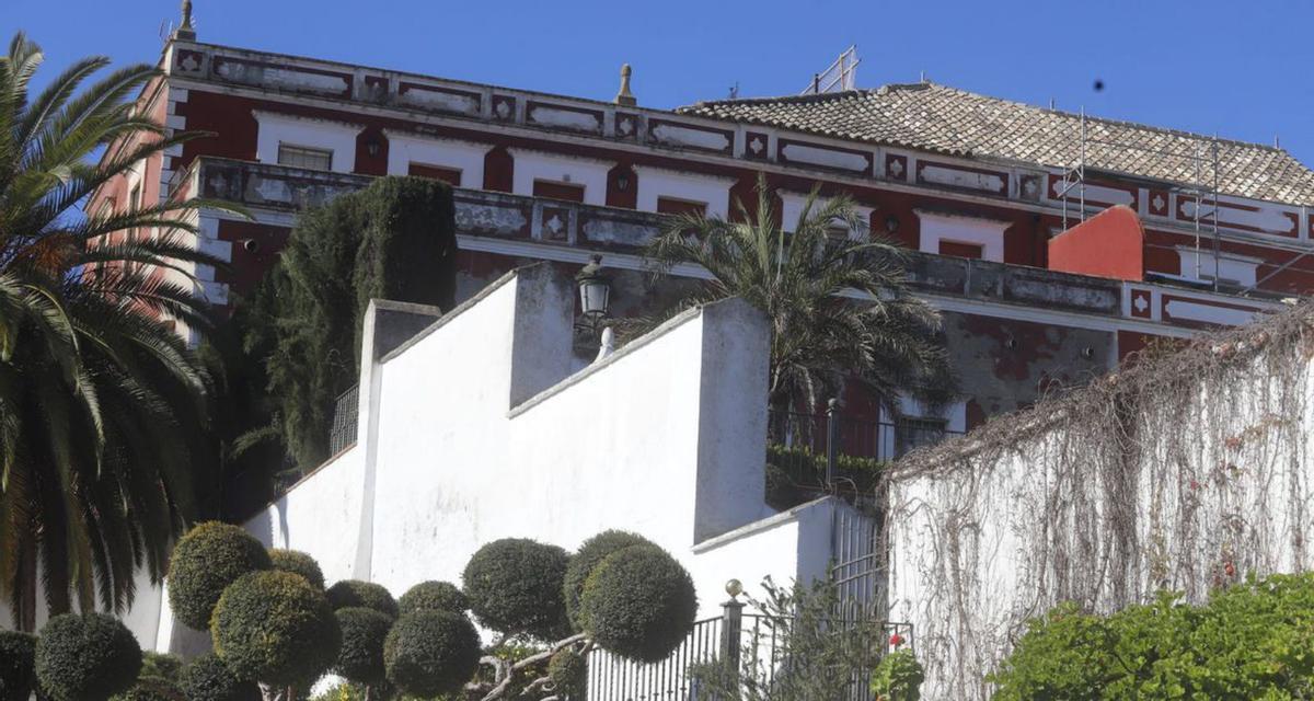 El complejo palaciego ocupa toda la plaza del Ayuntamiento.