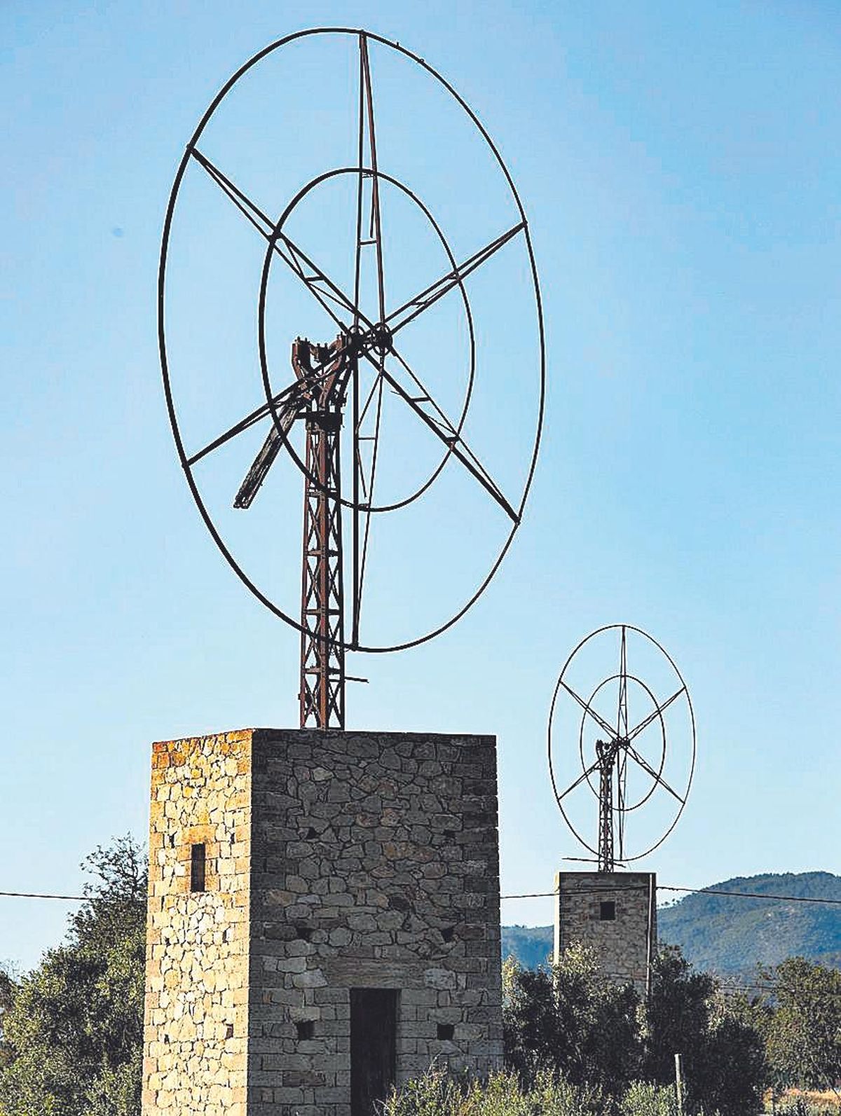 Antiguos molinos de viento en Santa Eulària.