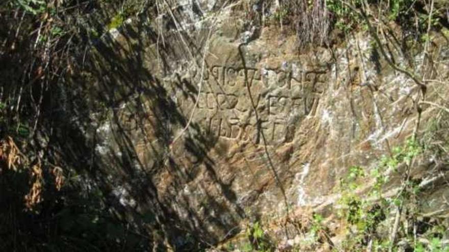 La inscripción se sitúa sobre un talud de piedra natural junto a lo que se cree un antiguo camino.