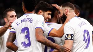 Vinícius i Benzema lideren el Reial Madrid en un plàcid derbi