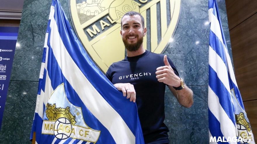 Peybernes posa con la bandera del Málaga