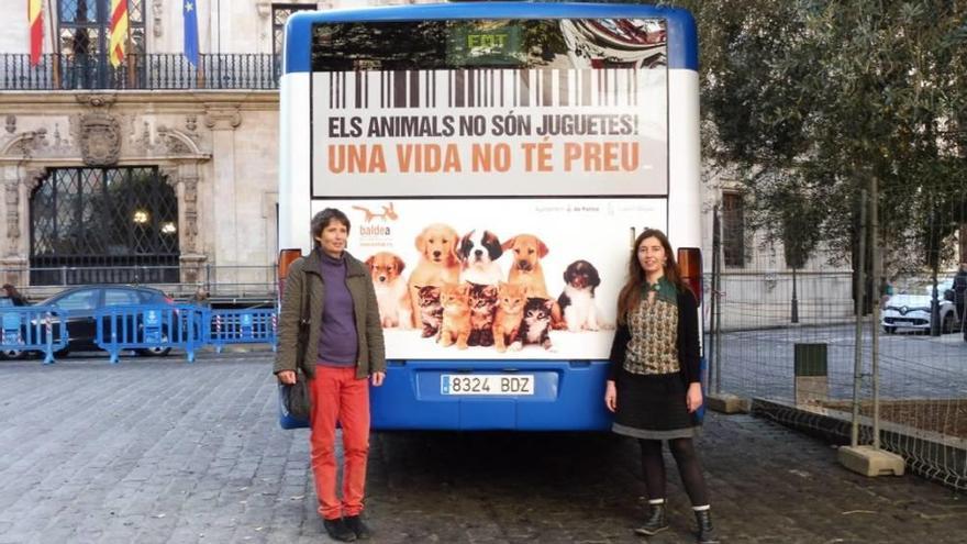 La coordinadora de la plataforma Baldea y la regidora de Bienestar Animal, con un autobús de la campaña.