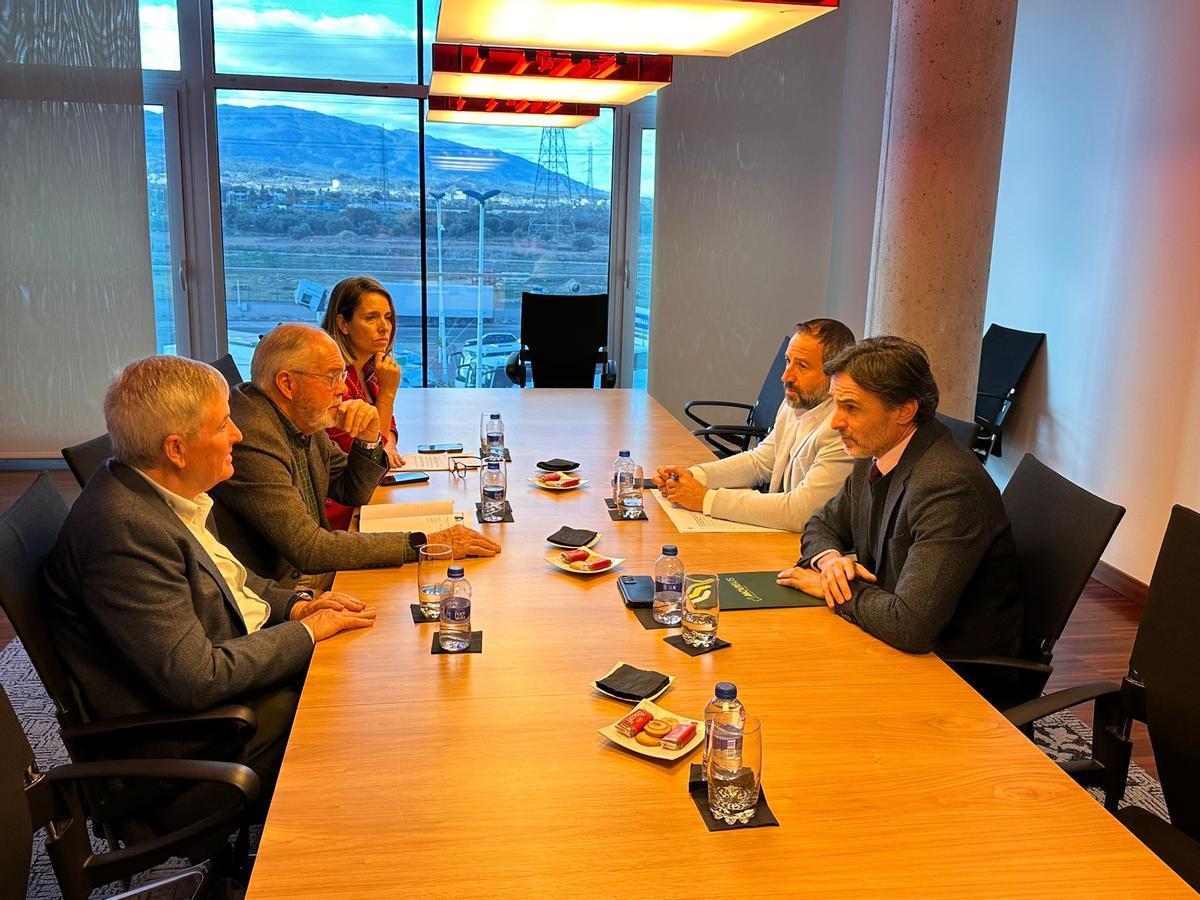 El encuentro del consejero García Montoro con representantes de la Froet, este martes.