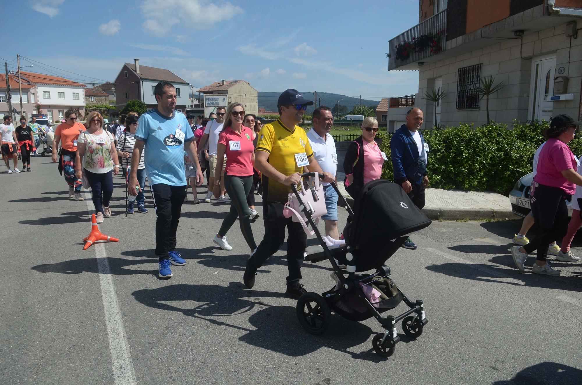 Participantes en la “andaina” solidaria organizada por la asociación Xuventude de Vilariño (Cambados), a beneficio de la lucha contra el síndrome de Noonan.