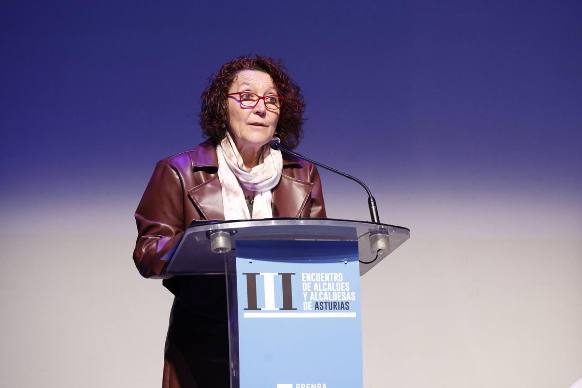 Cecilia Pérez, presidenta de la Federación Asturiana de Concejos (FACC), durante su intervención. Cecilia Pérez, presidenta de la Federación Asturiana de Concejos (FACC), durante su intervención.