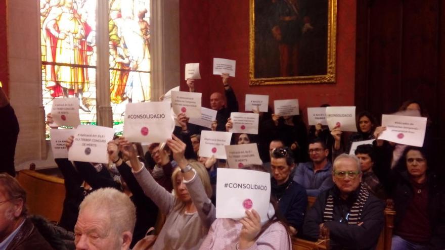 Protesta de trabajadores interinos del Consell en el pleno.