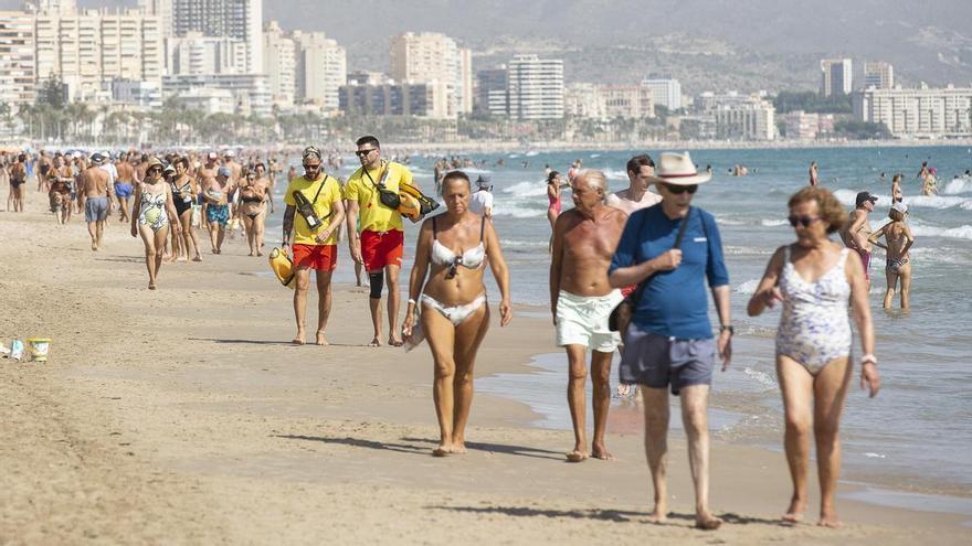 Solución de urgencia para que las playas de Alicante no se queden sin socorristas esta Semana Santa