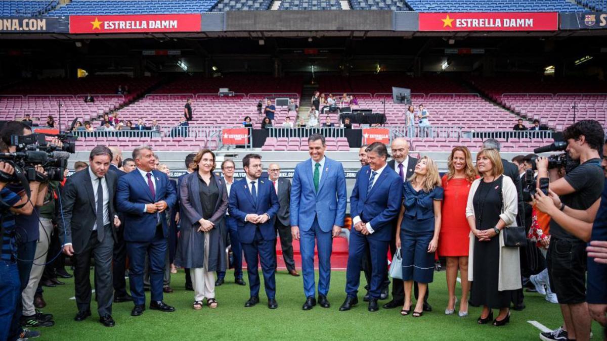 El pleno de las autoridades asistentes a la gala de los Premis PIMES 2022 celebrada en el Camp Nou