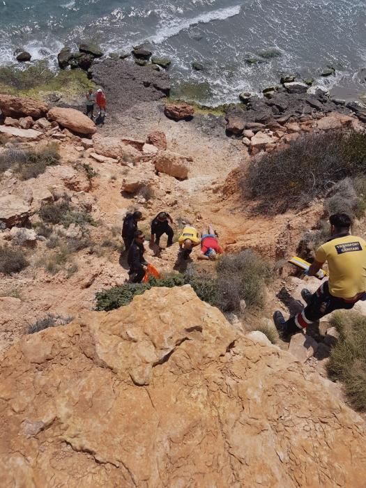 Bomberos, policía local y Guardia Civil han rescatado a un británico que se ha precipitado desde varios metros de altura cuando accedía a la cala