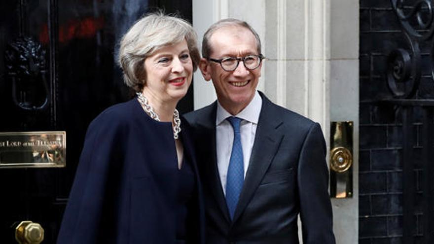 Theresa May y su marido, frente al 10 de Downing Street.