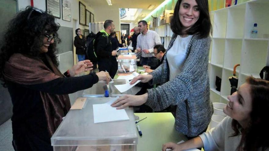 Un momento de las votaciones en Vilagarcía, el domingo pasado. // Iñaki Abella