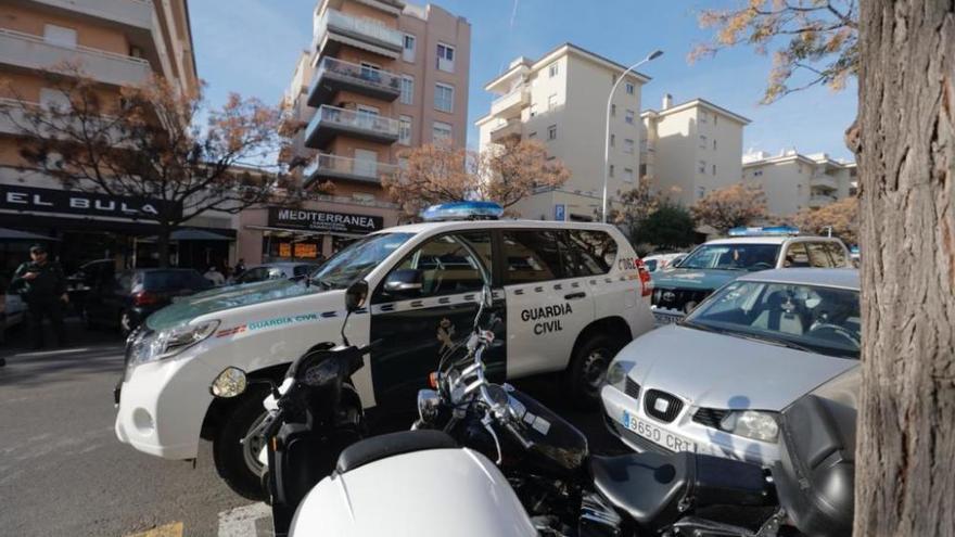 Die Polizei bei der Razzia in Palma de Mallorca.