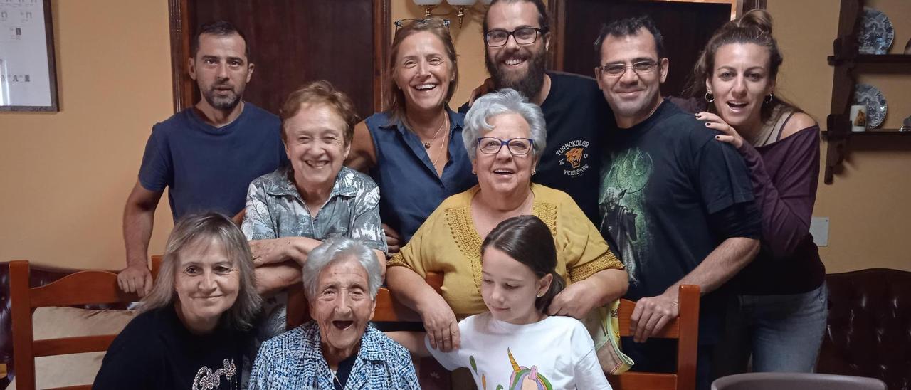 Plácida, la centenaria de Piedrahíta que celebra sus 102 rodeada de su familia.