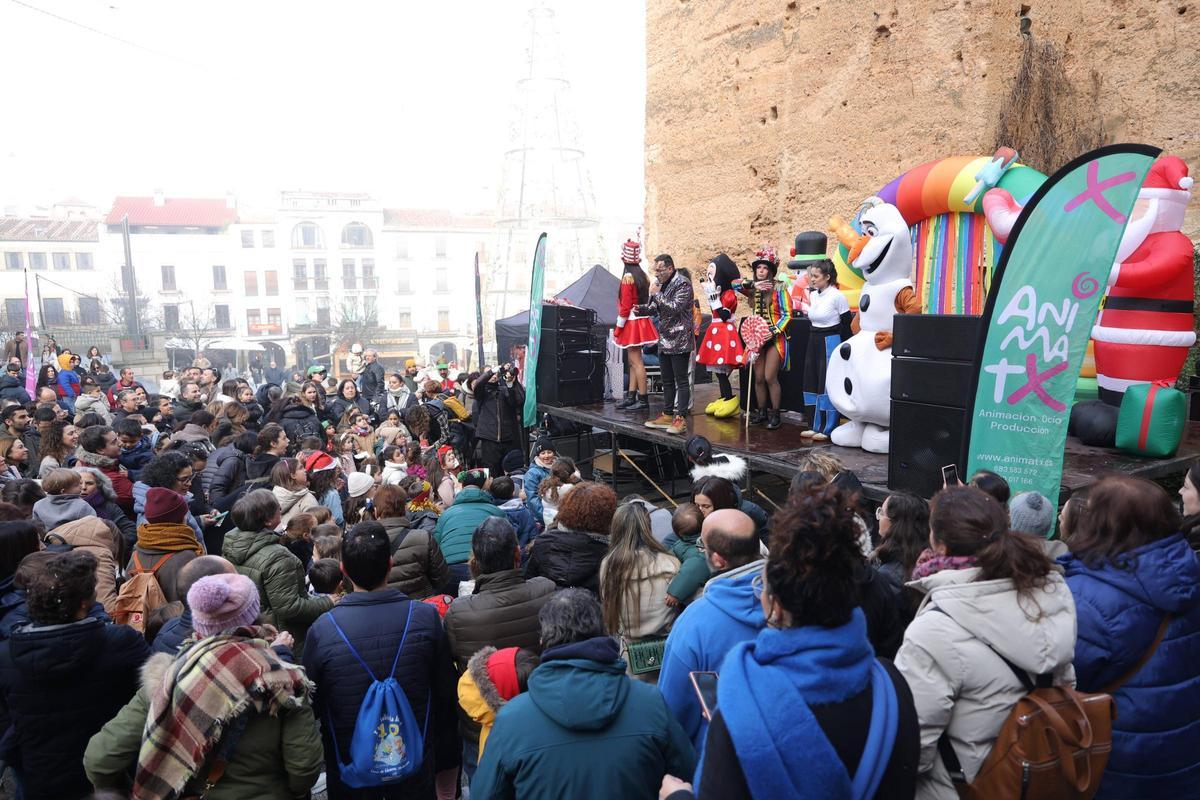 Los niños de Cáceres celebran el año nuevo con música y gominolas en lugar de uvas Los niños de Cáceres celebran el año nuevo con música y gominolas en lugar de uvas