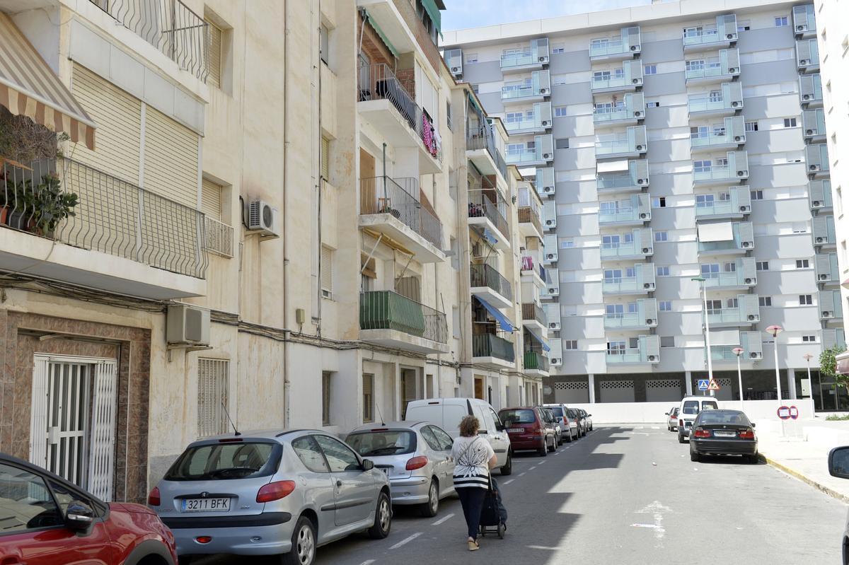 Un piso nuevo del barrio de San Antón, al fondo, y un bloque antiguo