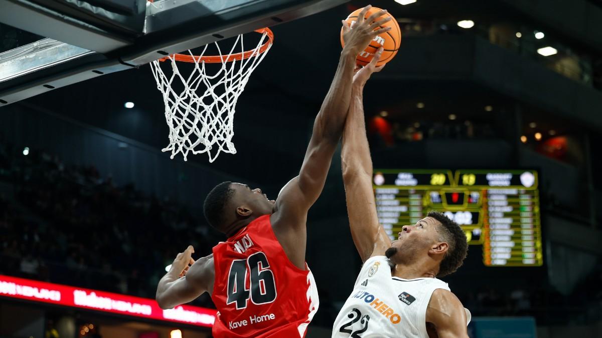 James Nnaji, junto a Edy Tavares en un partido contra el Real Madrid