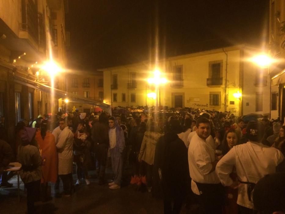 El botellón de carnaval llena de basura el Antiguo