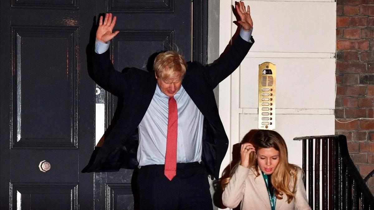 El primer ministro de Gran Bretaña, Boris Johnson y su novia, Carrie Symonds, celebran la victoria 'torie' en la sede del Partido Conservador, en Londres, este viernes.