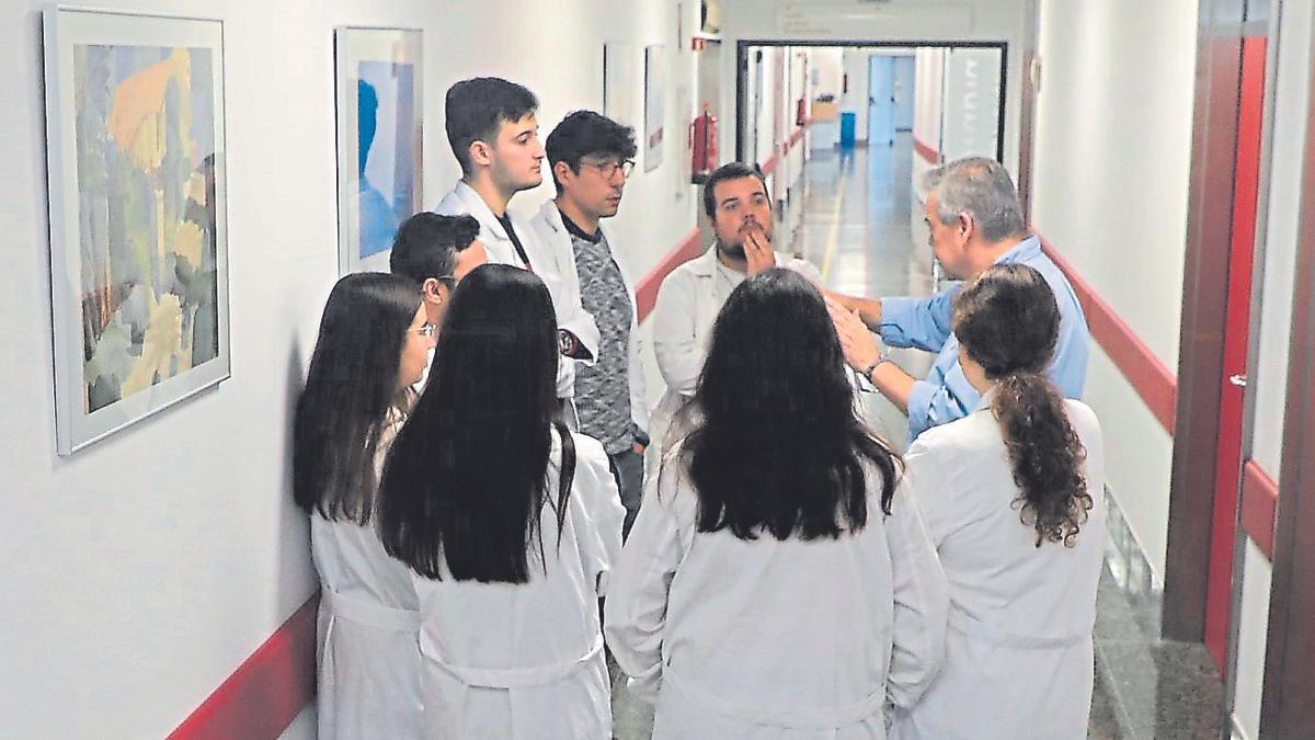 Un grupo de estudiantes MIR, en el Hospital Clínico de Santiago.